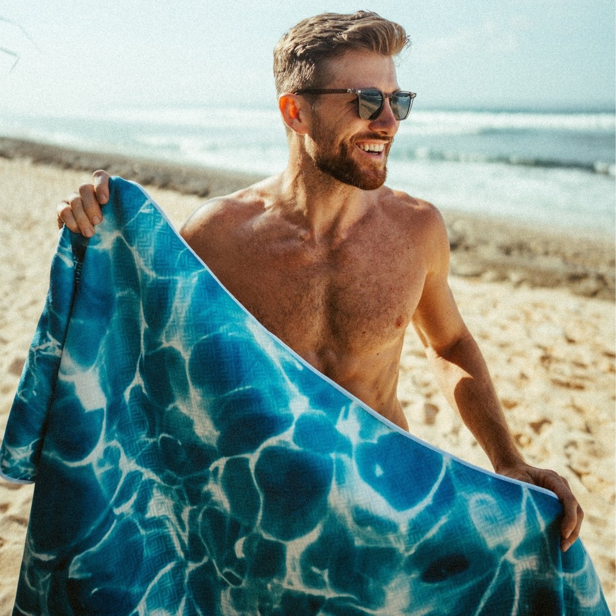 Beautiful Blue - Schnelltrocknendes Reise - und Strandtuch mit Geheimfach - woodsandwaves.co