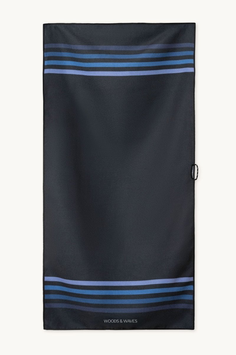 Calm Cruise Black - Duschhandtuch aus Premium Mikrofaser - angenehm auf der Haut - woodsandwaves.co