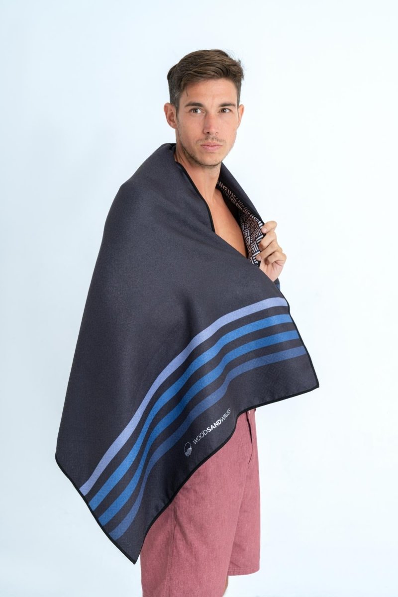 Calm Cruise Black - Duschhandtuch aus Premium Mikrofaser - angenehm auf der Haut - woodsandwaves.co