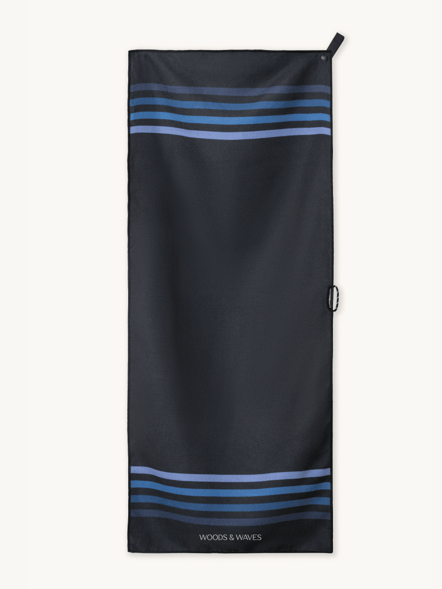Calm Cruise Black - Sporthandtuch mit Magnet & Zipper - Tasche - woodsandwaves.co