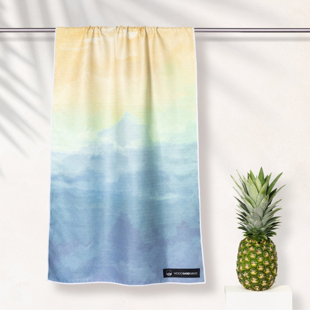 Dreamy Daybreak - Schnelltrocknendes Reise - und Strandtuch mit Geheimfach - woodsandwaves.co