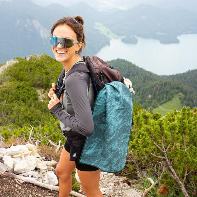 Green Energy Flow - Ultra - leichtes Outdoor - und Wanderhandtuch - woodsandwaves.co