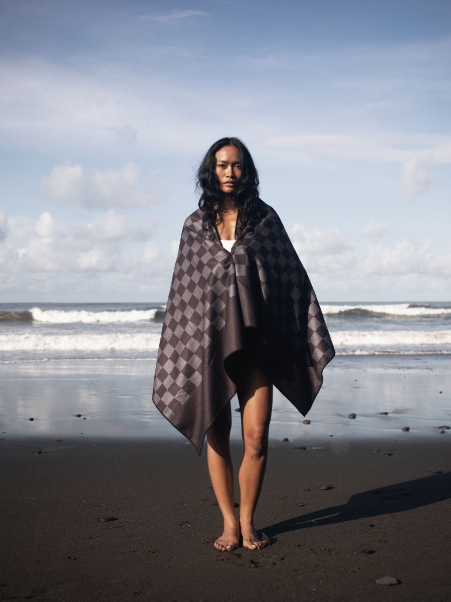 Midnight Coast - Schnelltrocknendes Reise - und Strandtuch mit Geheimfach - woodsandwaves.co