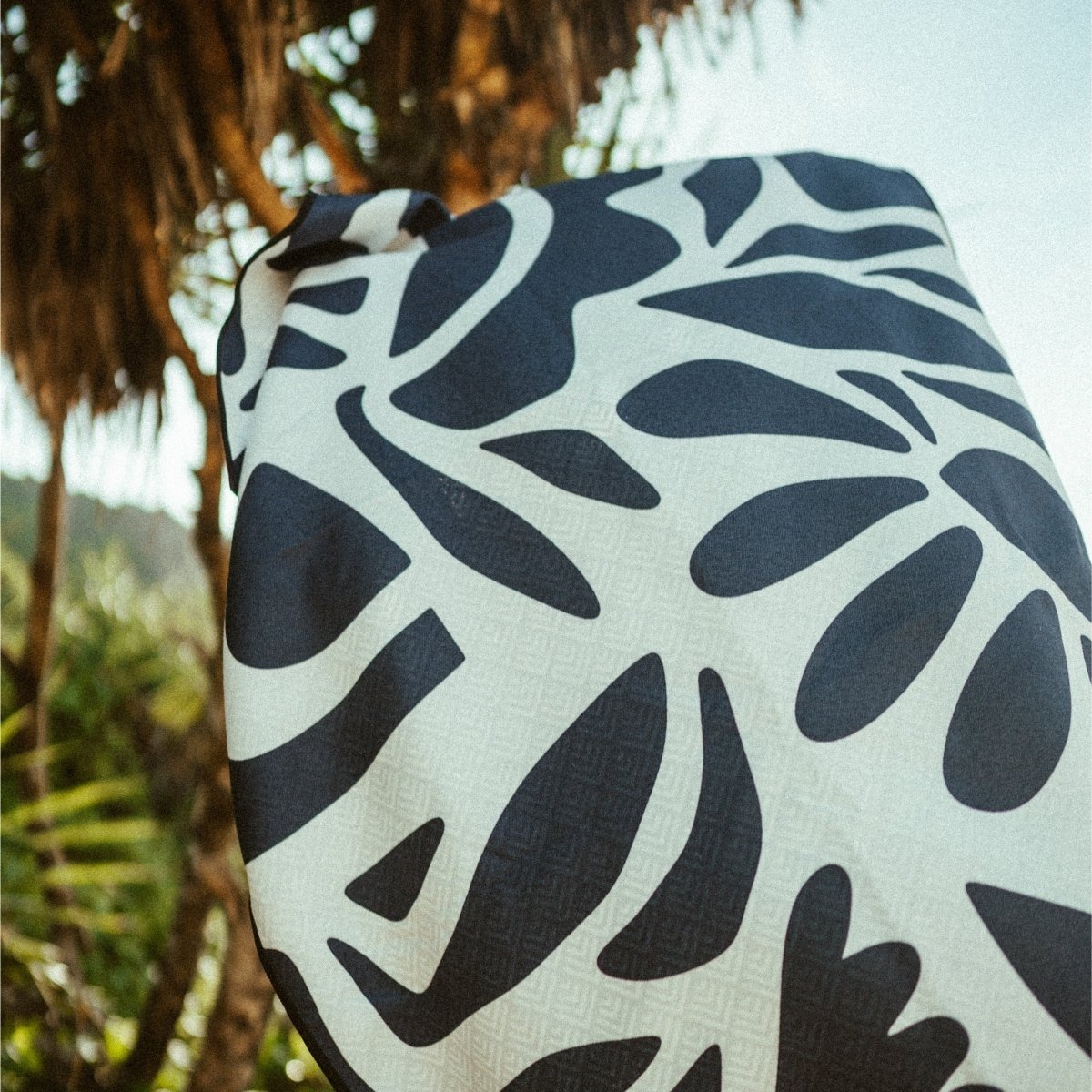 Midnight Florals - Schnelltrocknendes Reise - und Strandtuch mit Geheimfach - woodsandwaves.co