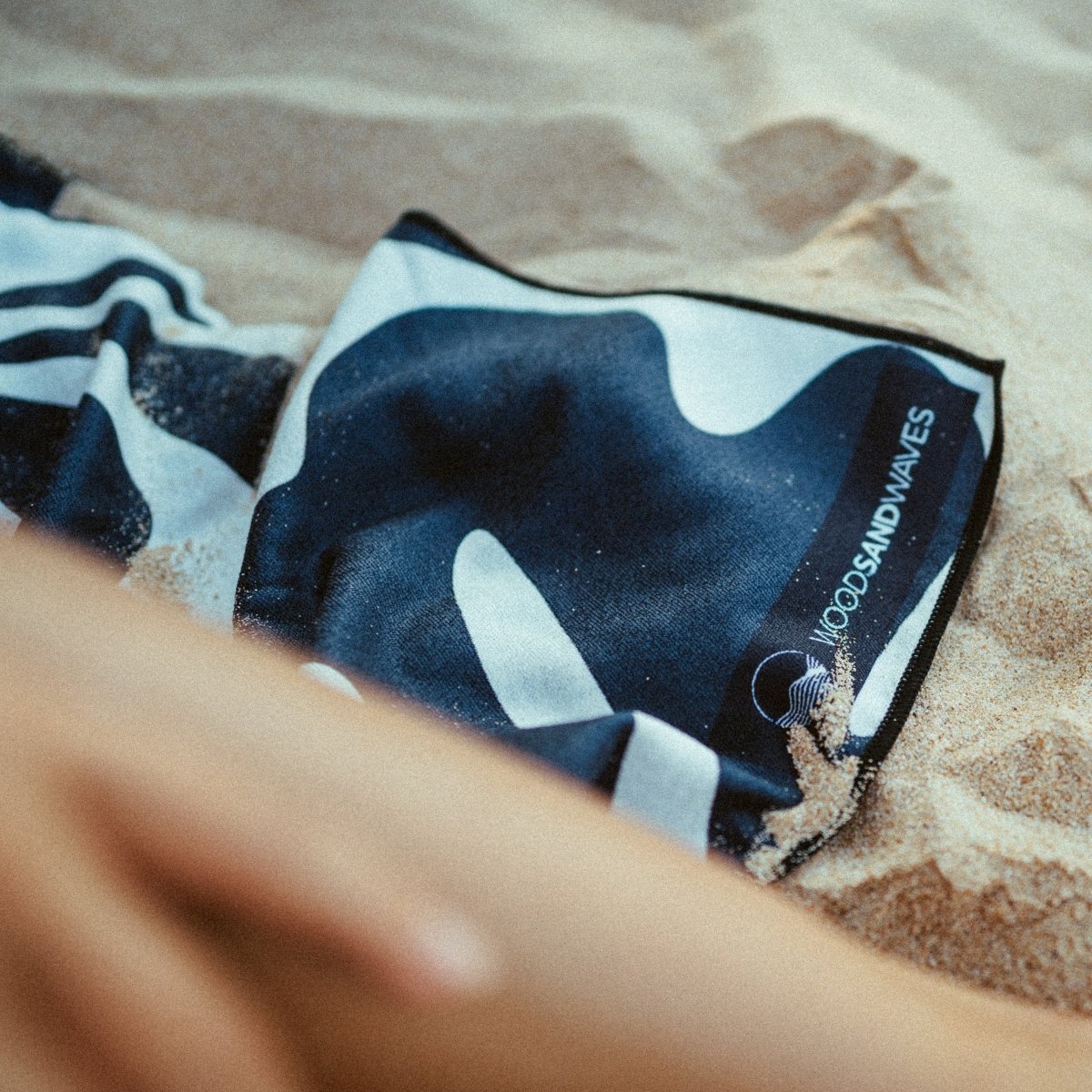 Midnight Florals - Schnelltrocknendes Reise - und Strandtuch mit Geheimfach - woodsandwaves.co