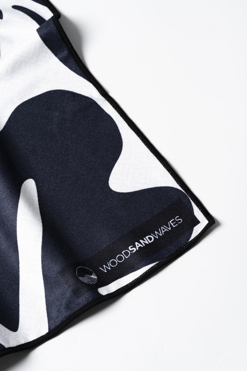 Midnight Florals - Ultra - leichtes Outdoor - und Wanderhandtuch - woodsandwaves.co