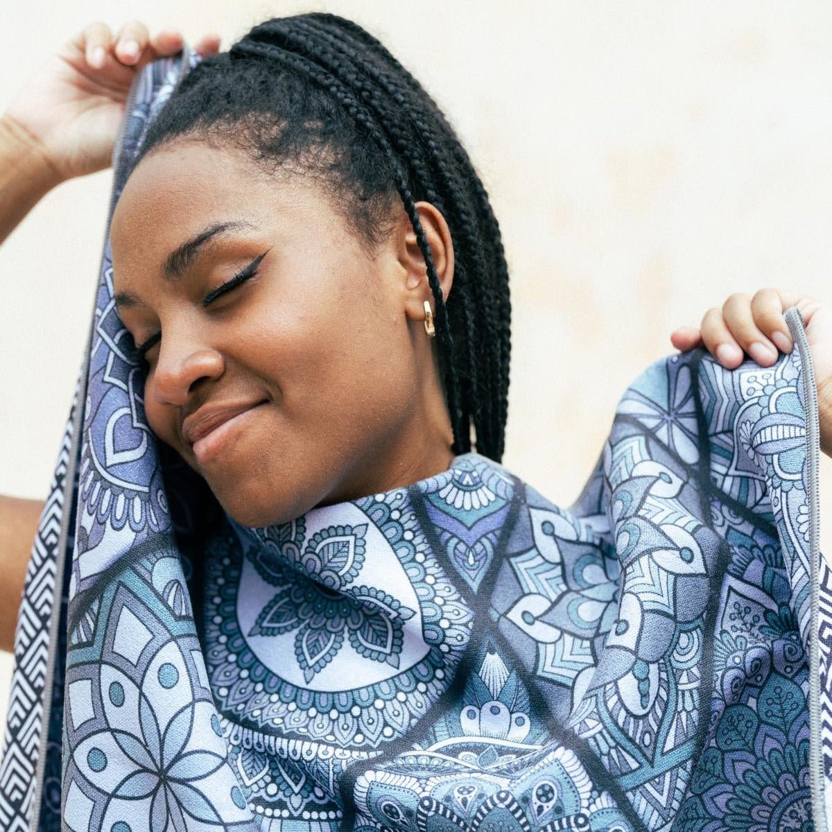 Mosaics Noir - Schnelltrocknendes Reise - und Strandtuch mit Geheimfach - woodsandwaves.co