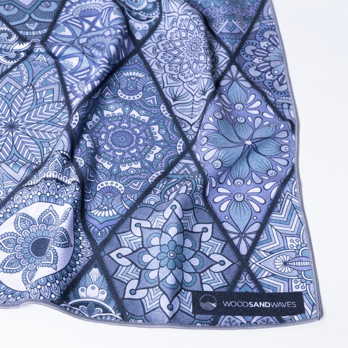 Mosaics Noir - Schnelltrocknendes Reise - und Strandtuch mit Geheimfach - woodsandwaves.co