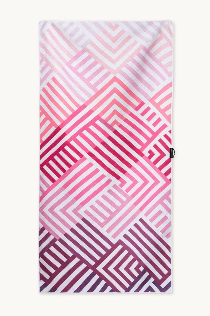 Pink Relaxation - Duschhandtuch aus Premium Mikrofaser - angenehm auf der Haut - woodsandwaves.co