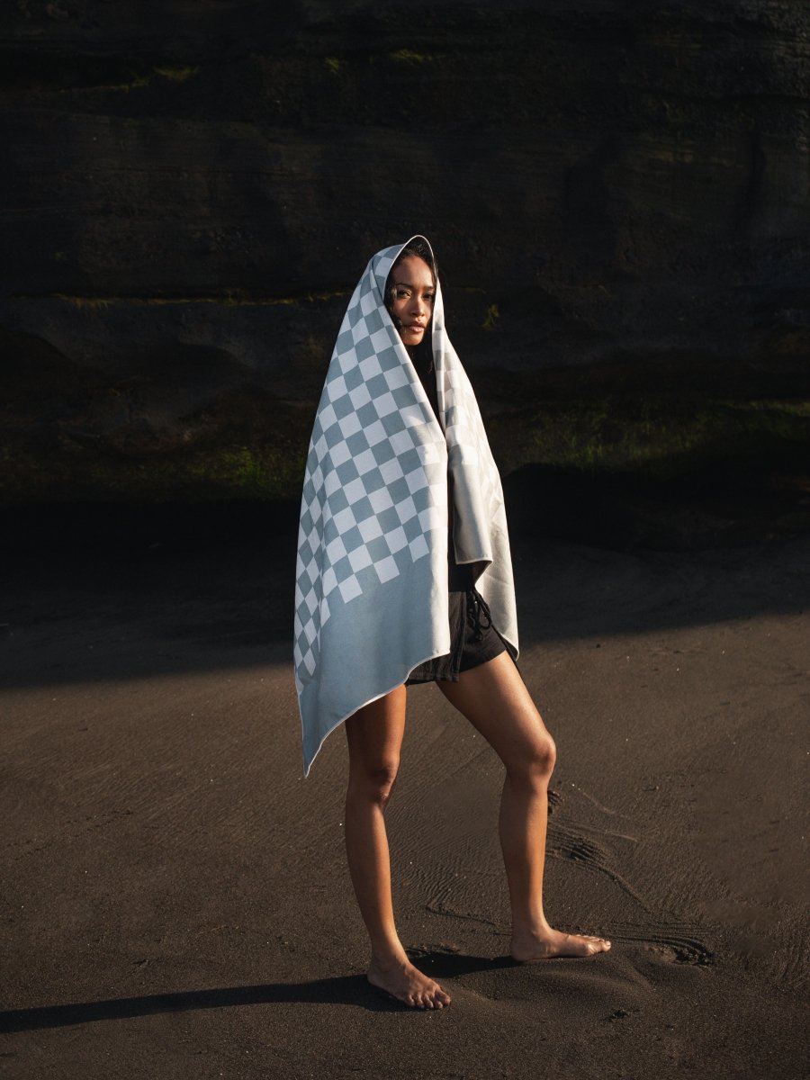 Quiet Coast - Schnelltrocknendes Reise - und Strandtuch mit Geheimfach - woodsandwaves.co