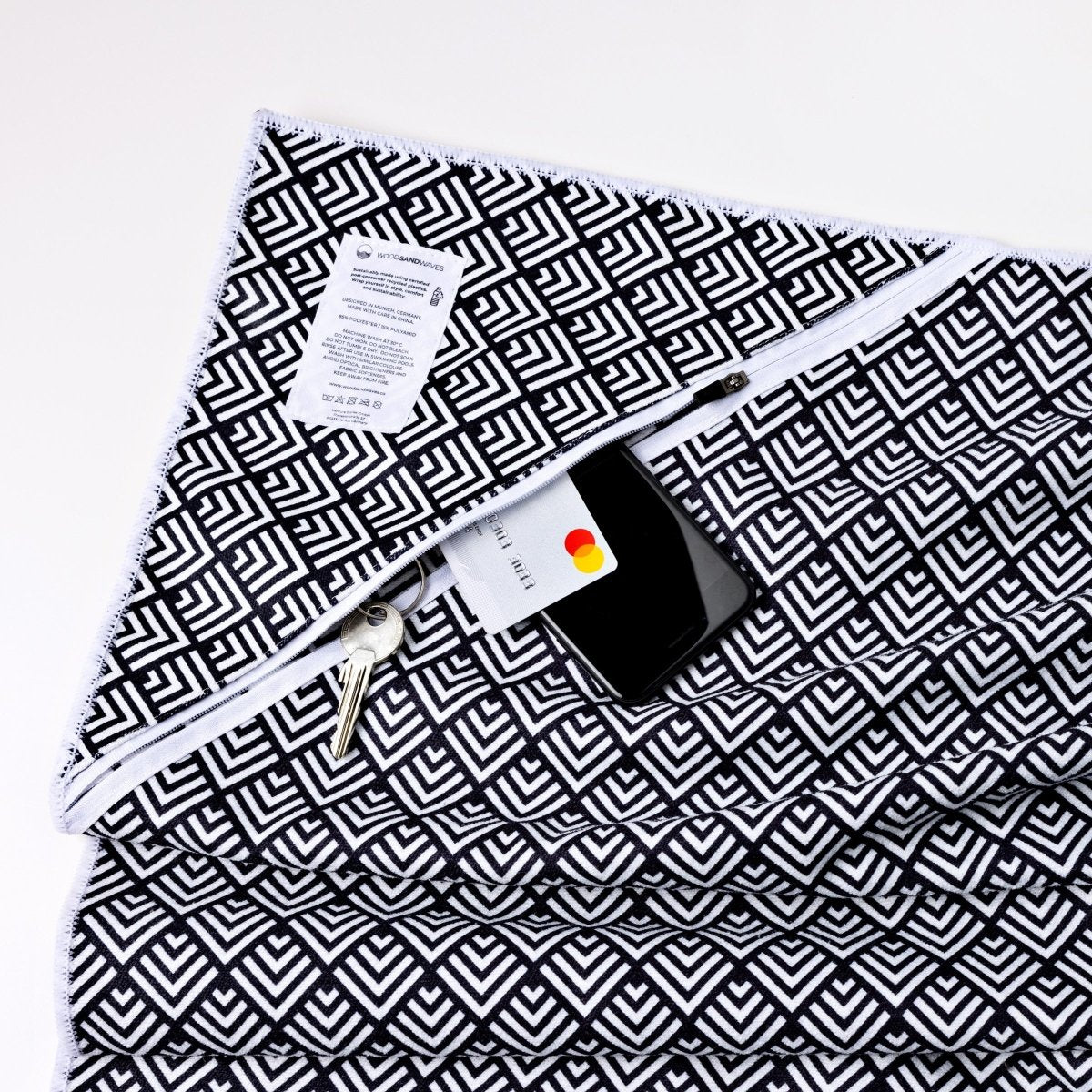 Schnelltrocknendes Reise - und Strandtuch mit Geheimfach - woodsandwaves.co