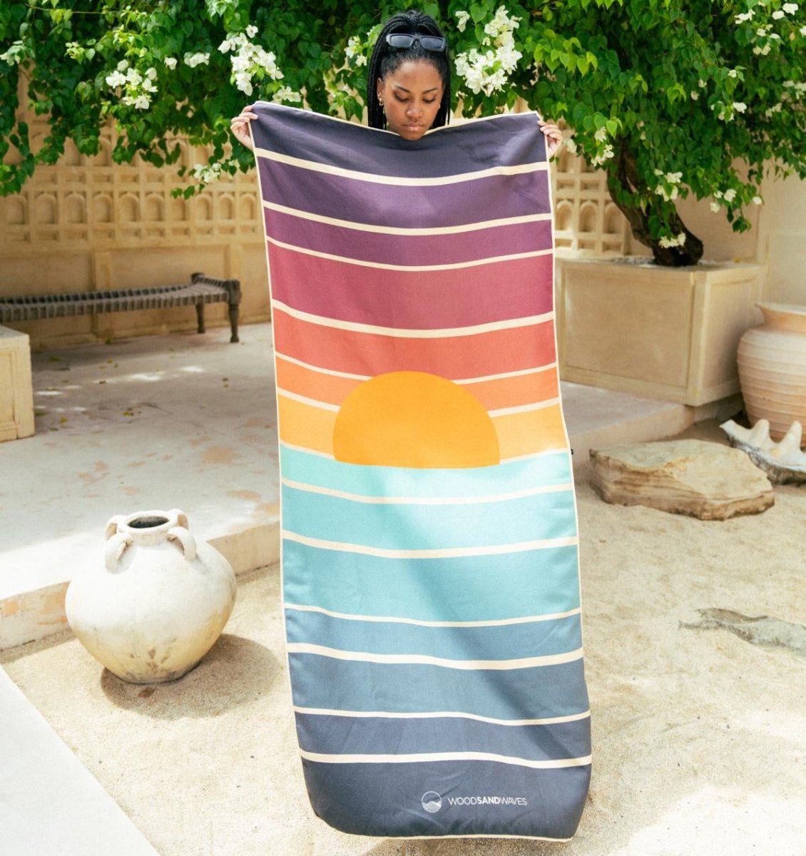 Sunset Stripes - Schnelltrocknendes Reise - und Strandtuch mit Geheimfach - woodsandwaves.co