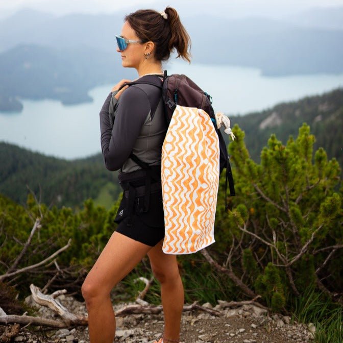 Sunset Waves - Ultra - leichtes Outdoor - und Wanderhandtuch - woodsandwaves.co