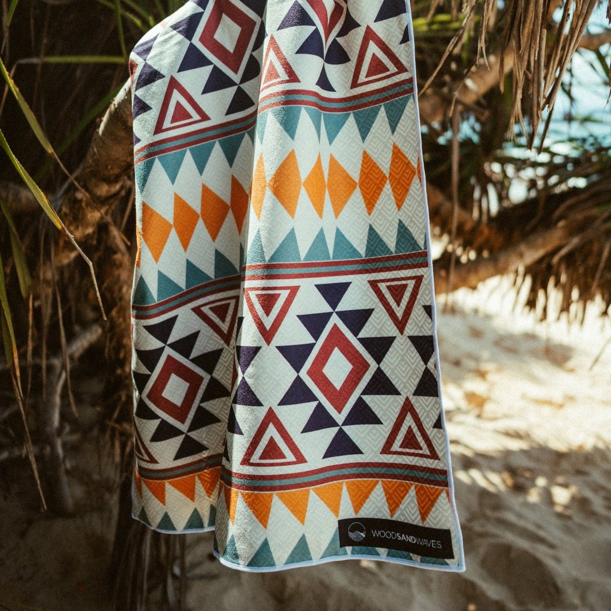 Warm Earth - Schnelltrocknendes Reise - und Strandtuch mit Geheimfach - woodsandwaves.co