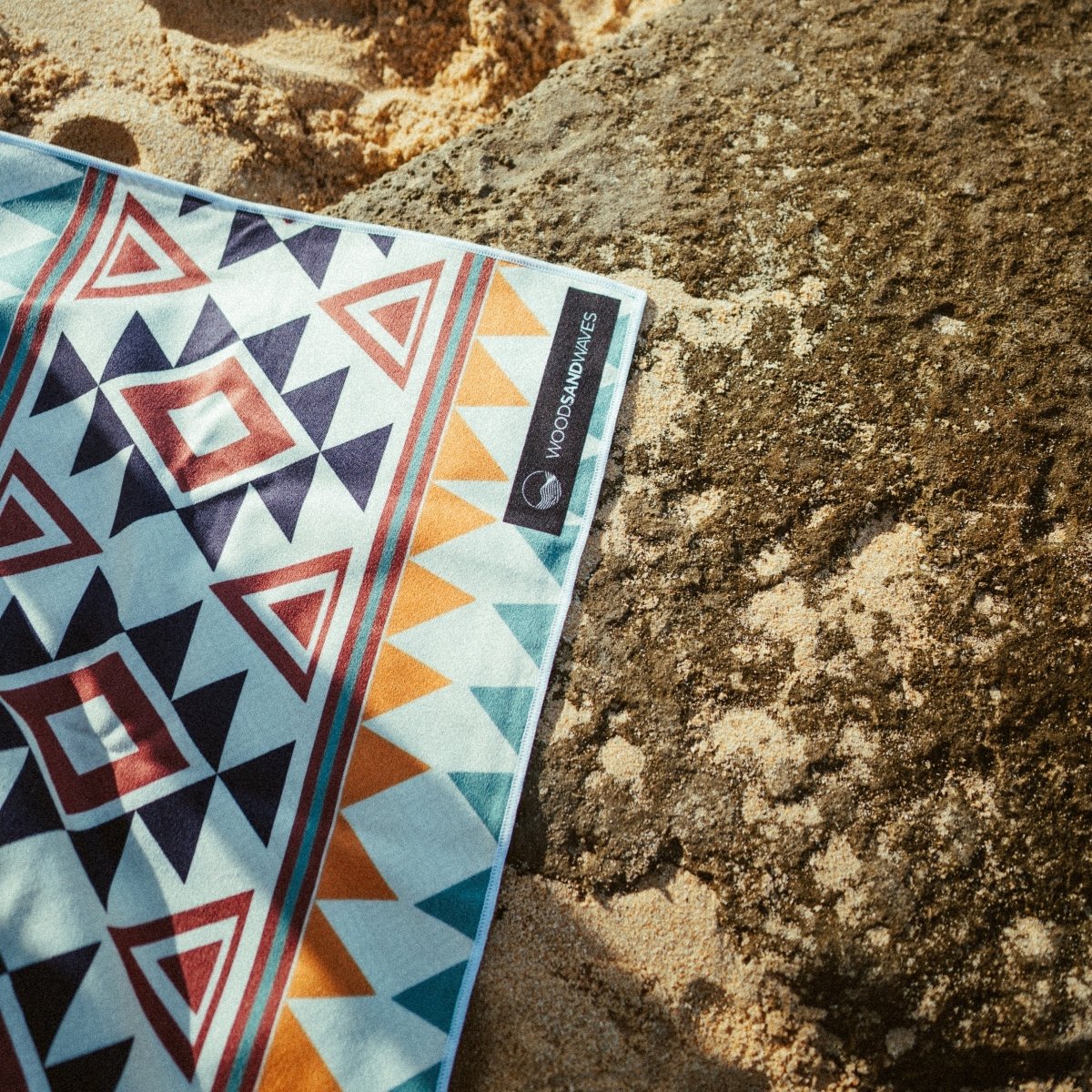 Warm Earth - Schnelltrocknendes Reise - und Strandtuch mit Geheimfach - woodsandwaves.co